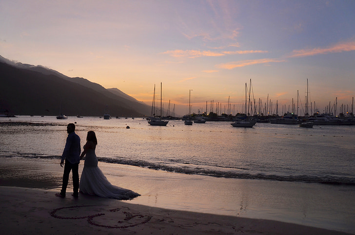 https://i2.pickpik.com/photos/362/115/602/romantic-wedding-couple-the-beach-sunset-wedding-preview.jpg