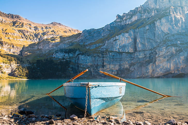 boat on seashore with paddles