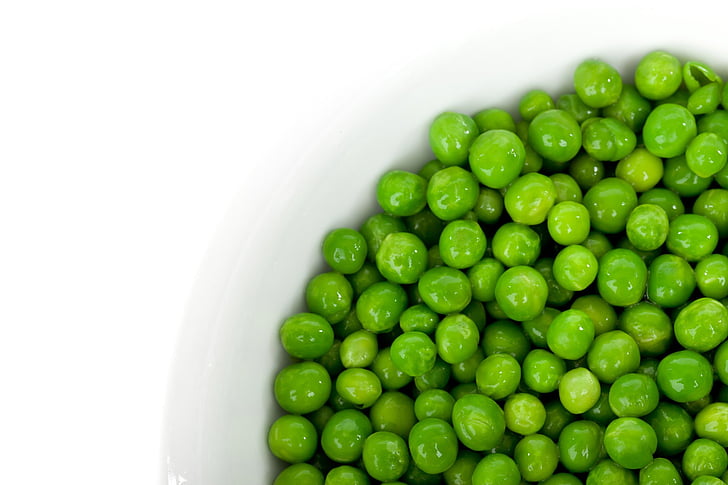 green peas in white bowl
