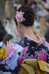 woman wearing black, purple, and pink floral top