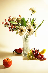 white Gerbera daisy flowers and red daisy flowers centerpiece
