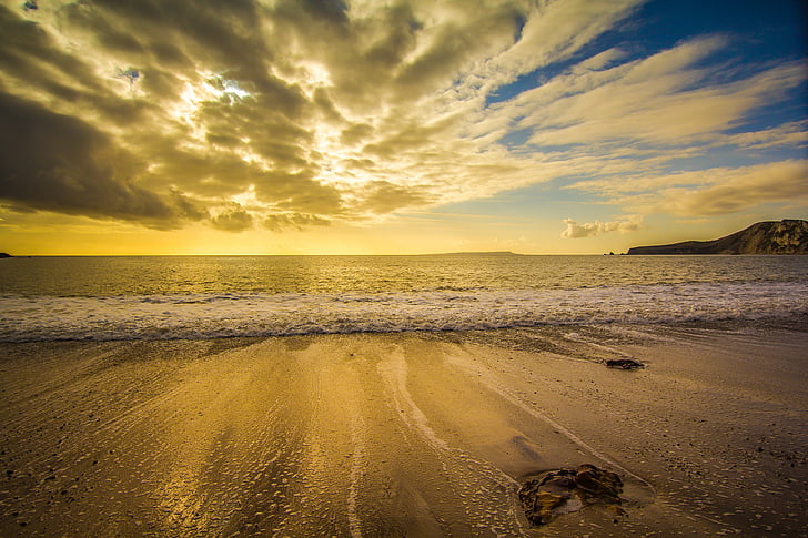panoramic photo of seashore during sunrise