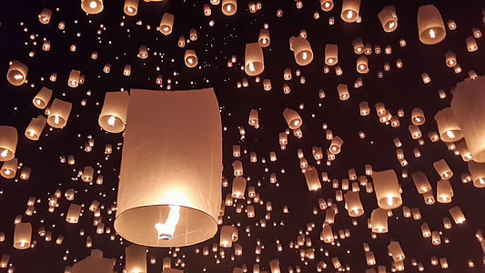 candle balloons during nightime