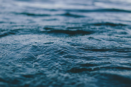close-up photography of blue water