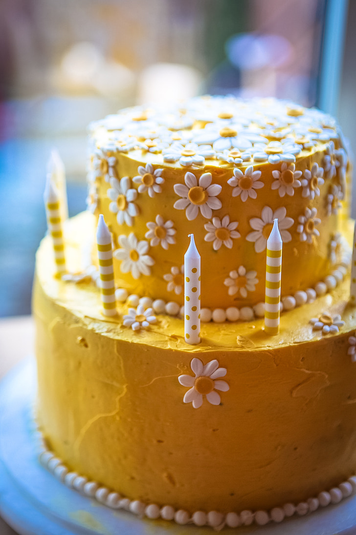 round yellow-and-white icing-covered cake