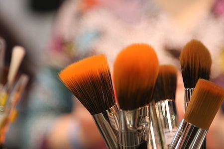 closed-up photo of brown and gray makeup brushes