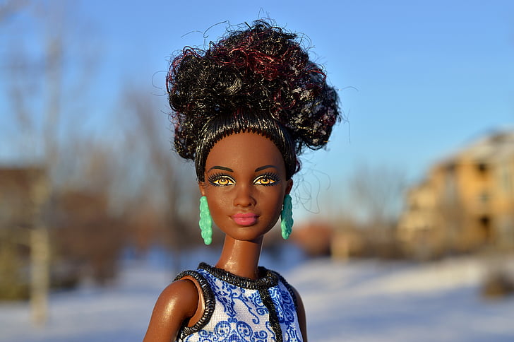 shallow focus photography of barbie doll