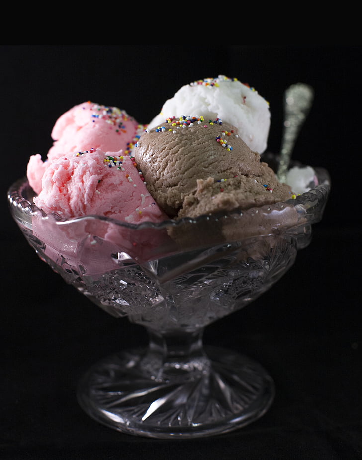 ice cream on glass bowl