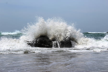 sea wave during daytime