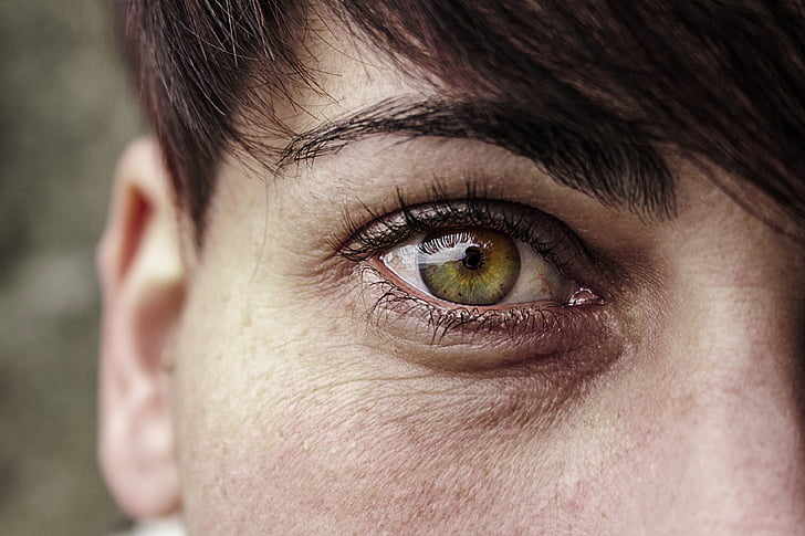shallow focus photography of person's right eye
