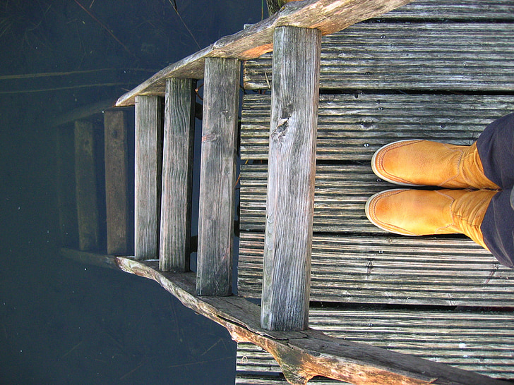 showing of ladder on dock
