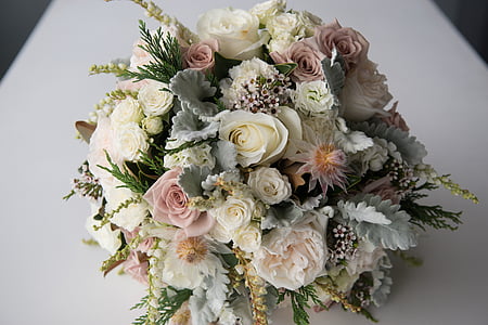 white and pink flower bouquet closeup photography