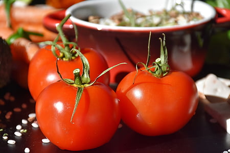 shallow focus photography of red tomatoes