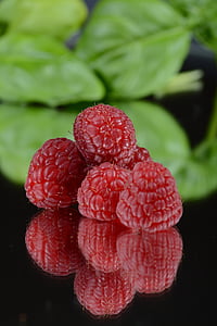 closeup photo of red strawberries