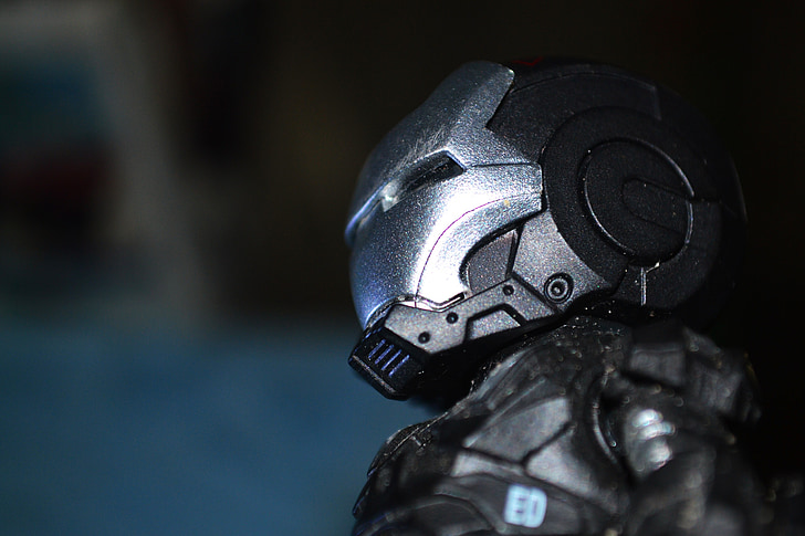 black and grey Iron-Man action figure close-up photo