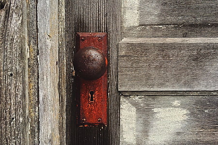 closeup photo of brown door knob
