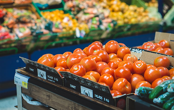 shallow focus photography of red tomatoes in the market