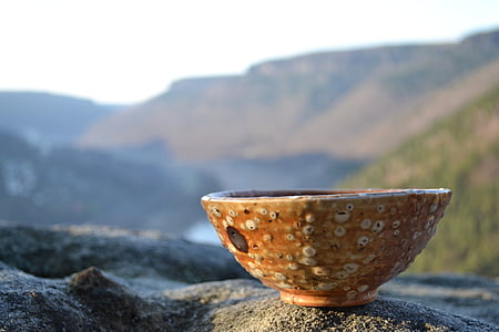 round brown ceramic bowl closeup photography