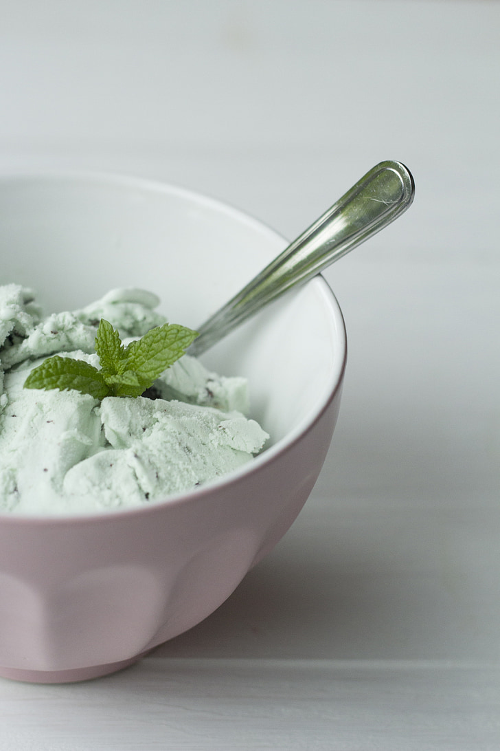 mint ice cream on bowl