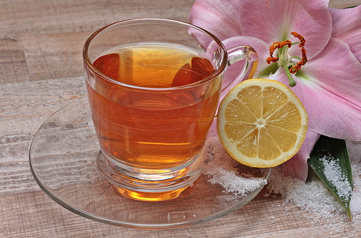 glass of tea and citrus