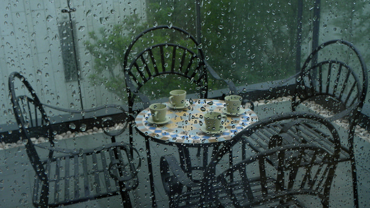 green mugs with saucers on round table
