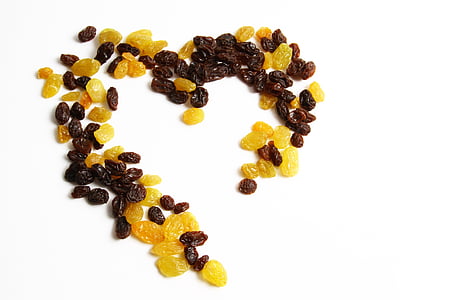 yellow and brown raisins
