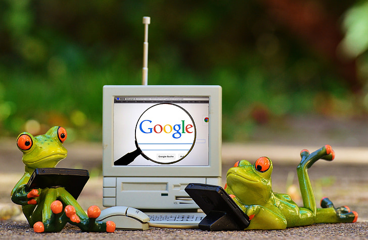 frogs using electronic devices figurines