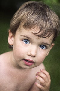 shallow focus photo of child