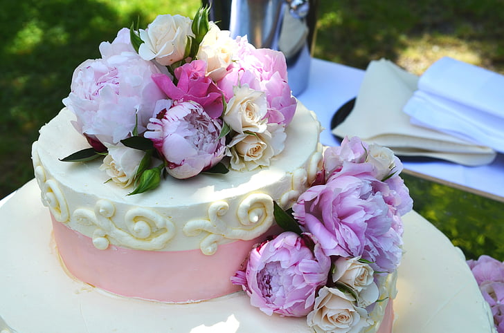 white and pink flowers on cake
