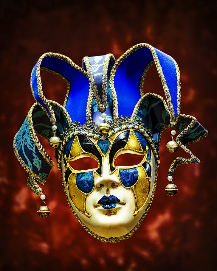 gold and blue Jester mask selective focus photography