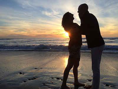silhouette of couple on seashore