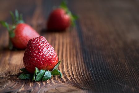 close-up photography of strawberry fruit