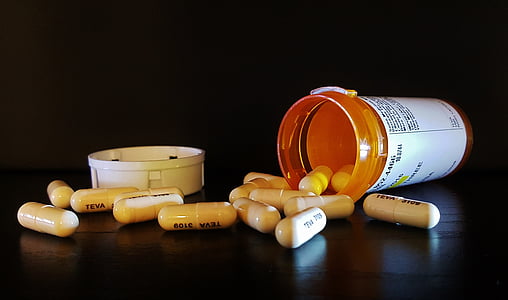 photography of medicine capsules