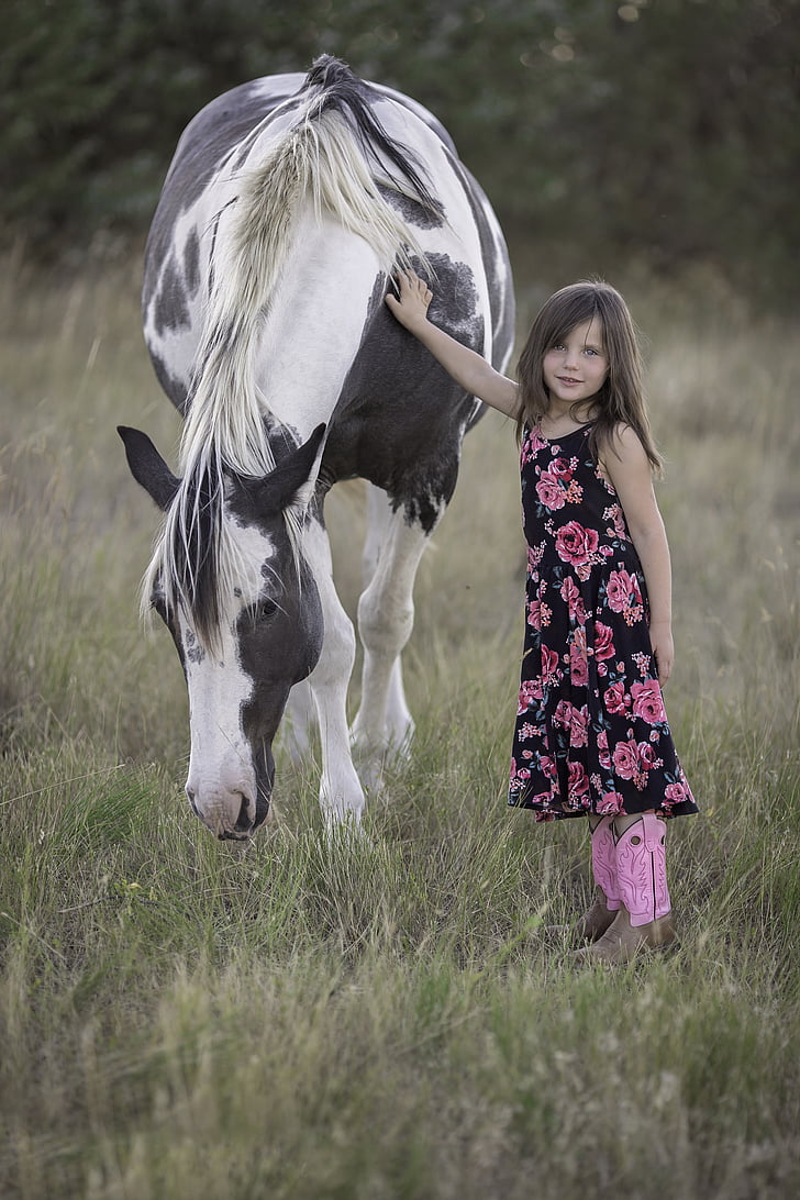 girl holding the horse