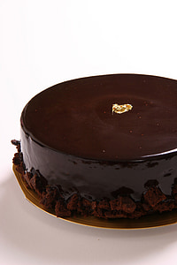 closeup photo of round chocolate cake
