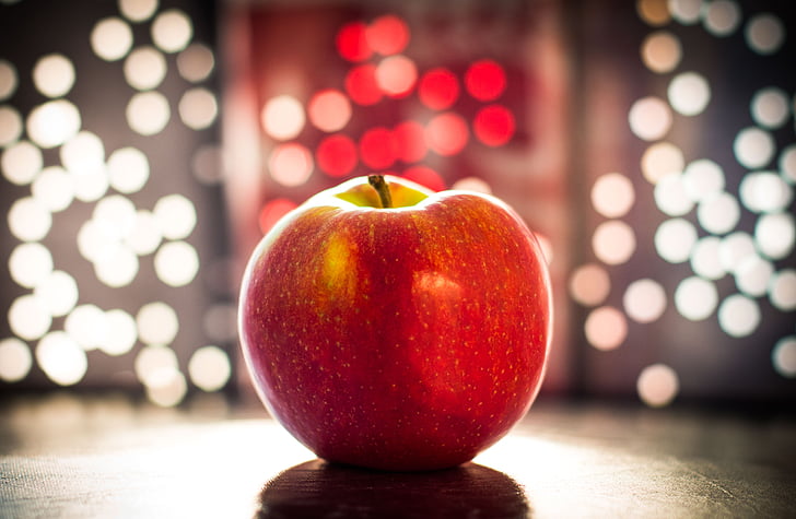 closeup photography red apple