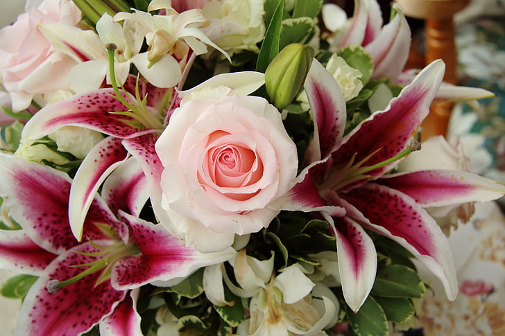 closeup photography of white-and-pink rose flowers and pink stargazer lilies bouquet