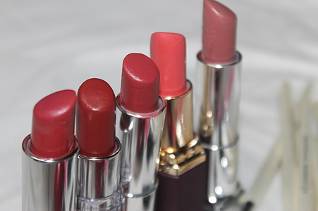red and pink lipsticks