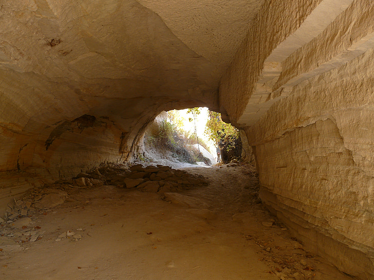 rock boulders under tunnel