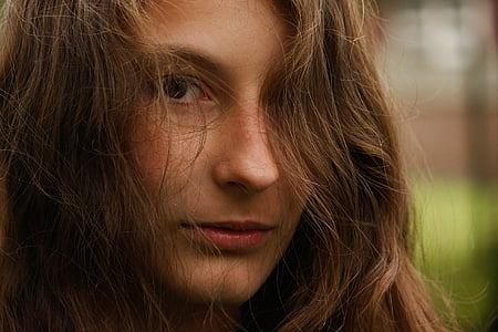 shallow focus photography of a woman with brown hair