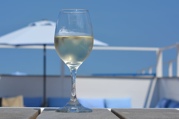 shallow focus photography of glass of wine