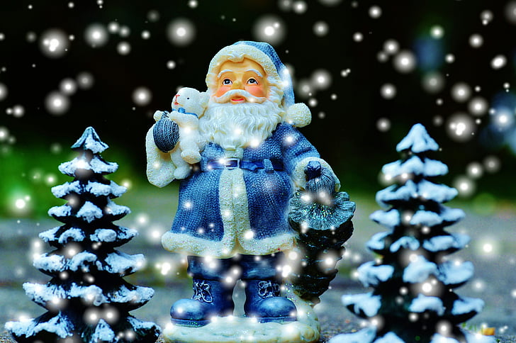 photo of Santa Claus figurine