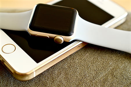 gold aluminum case Apple Watch on gold iPhone