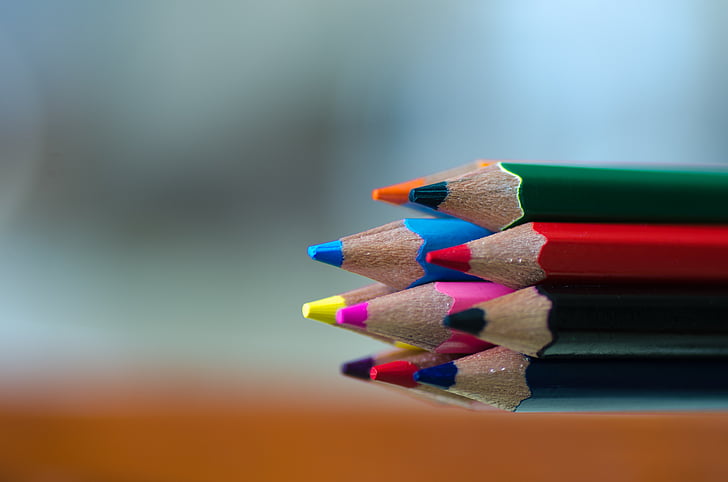 assorted-color color pencils closeup photo