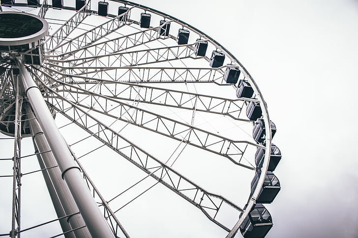 close-up photography of ferris wheel at daytime