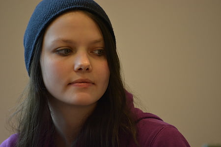 woman wearing navy-blue knitted cap
