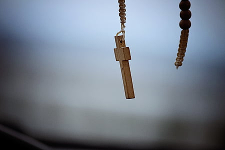 shallow focus photography of brown wooden cross accessory
