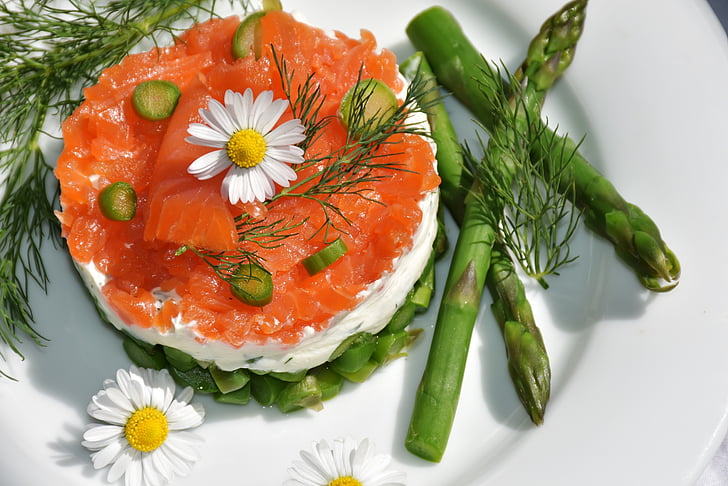 salmon sashimi with asparagus