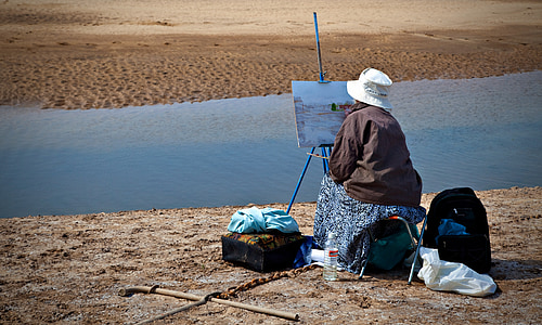 woman wearing jacket painting at daytime