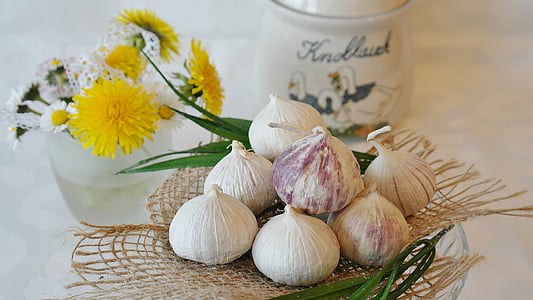 selective focus photography of bunch of onion bulbs on plate